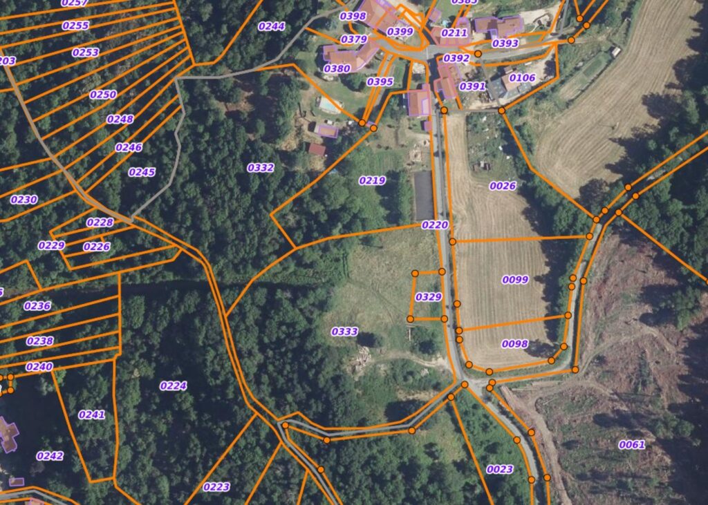 Cadastre posé sur la photo aérienne près de Thiers, numéros de parcelles affichés par la carte urbex
